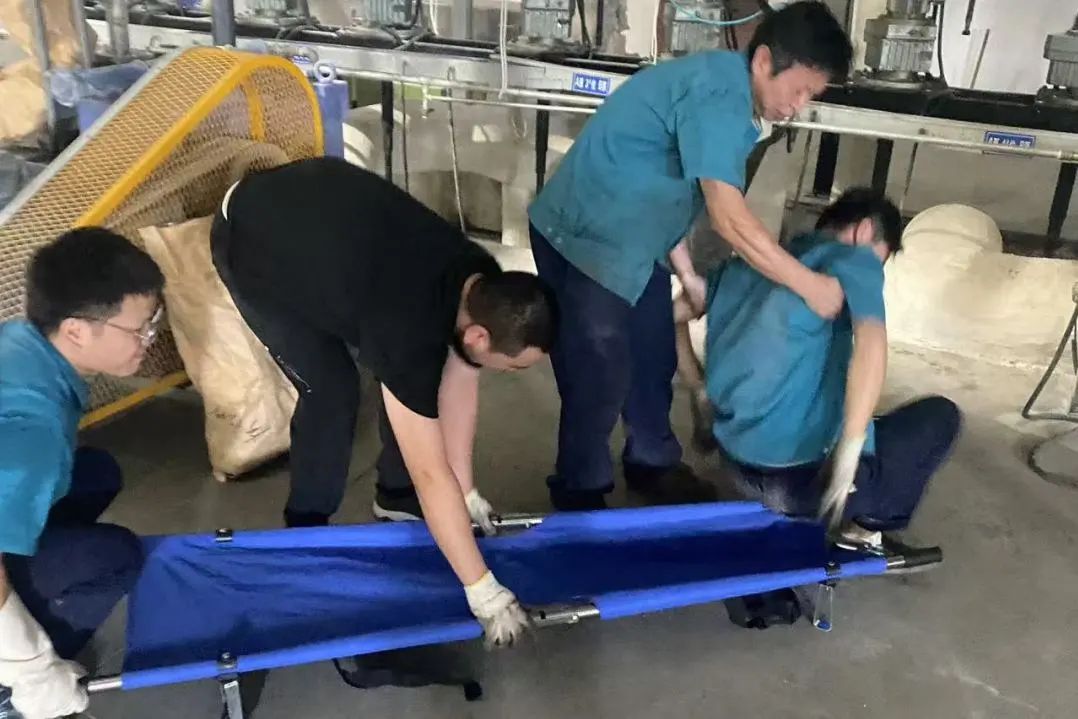 Poliester Changshu melakukan latihan penyelamatan darurat untuk sengatan panas yang disebabkan oleh suhu tinggi