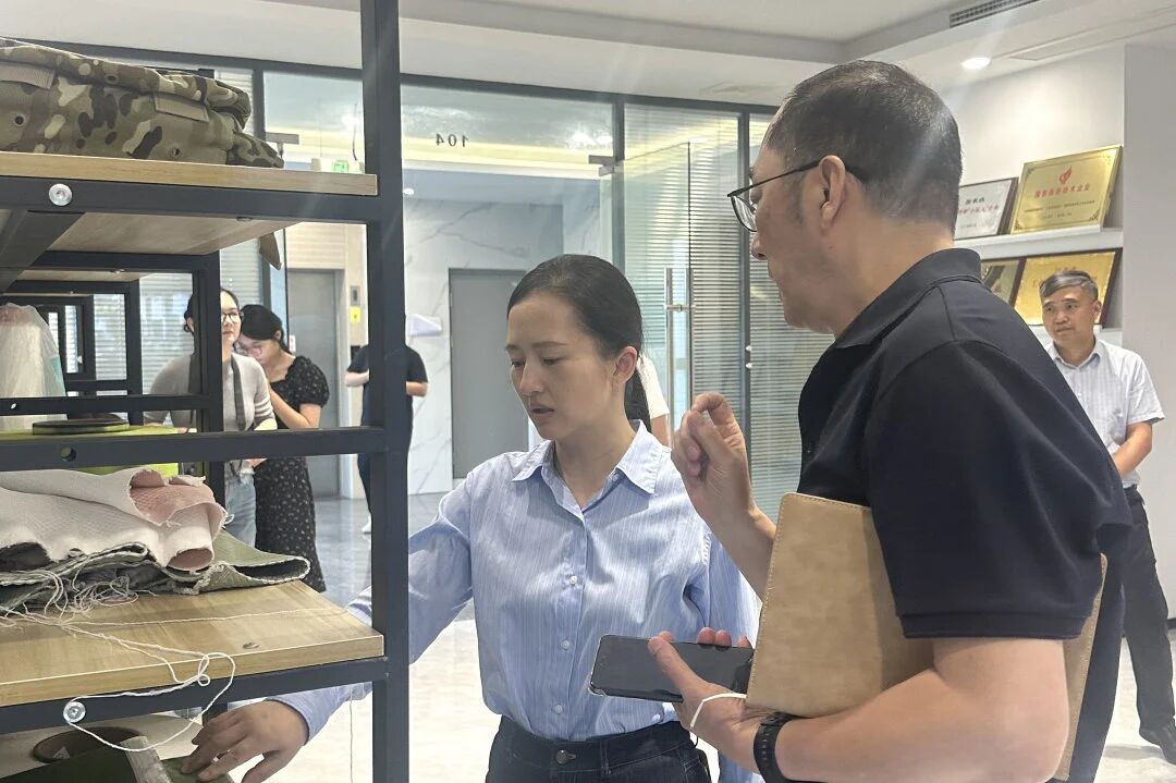 Zhou Xiao, anggota Komite Tetap Komite Partai Kota, Menteri Departemen Propaganda, dan Menteri Departemen Kerja Front Bersatu, mengunjungi Changshu Polyester untuk penelitian