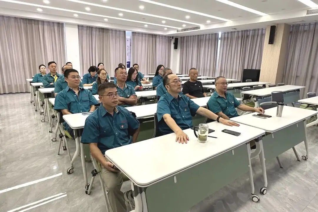 Cabang Partai Poliester Changshu diselenggarakan untuk menonton siaran langsung parade militer tanggal 3 September